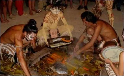 Les habitants de l'île de Pâques cuisaient les aliments dans le "umu pae" qui est une sorte de four en pierres.