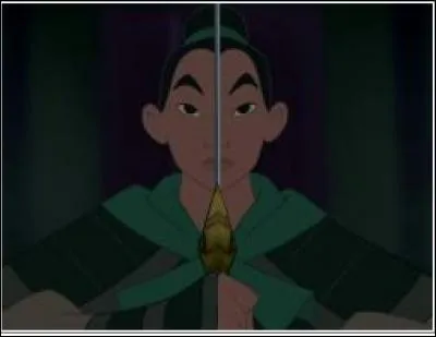 Dans la nuit orageuse qui suit, elle se coupe les cheveux avec une épée et prend l'armure de son père puis part en direction du camp. Sa famille, qui s'est rendu compte de son absence, renonce à la dénoncer au risque...