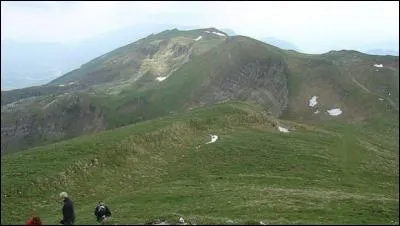 On se sert du 1er pour écrire au tableau.
Le 2e est un adverbe de lieu.
Le 3e se voit au milieu du visage.
Le 4e me désigne.
Le tout est le sommet le plus haut...