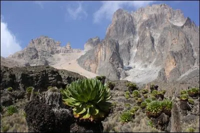 Le 1er est à moi.
C'est au bord du 2e que les bateaux accostent.
Le 3e refusa d'avouer.
Le tout porte le nom du pays dont il est le point culminant et se trouve en :