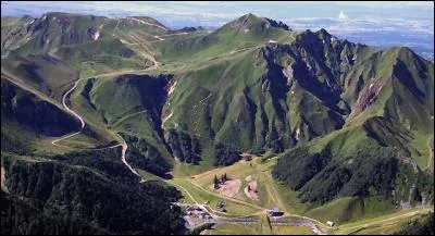 On dit que la vérité se voit au fond du 1er.
Le 2e est le premier pair.
Le 3e coule dans nos veines.
Le 4e est parfois une rengaine.
Le tout est un sommet des monts...