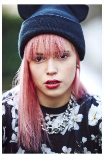 Quelle est la vraie identité de la fille ?