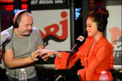 Que fait Cauet à Selena ?