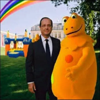 Casimir, la célèbre sympathique créature orange de "L'Ile aux enfants", a été reçu à l'Elysée par notre bon président. Du coup, on va bien évidemment lui servir son plat favori, nommé :