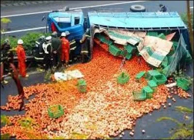 Selon le langage populaire, il est coutume "d'apporter des oranges" à une personne se trouvant :