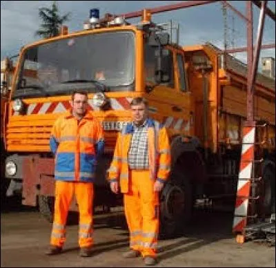 Observez l'image et trouvez l'employeur de ces agents tout d'orange vêtus :