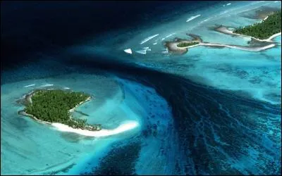 L'Atoll de Tarawa - le Gilbertin est la langue officielle de ce pays - une biodiversité terrestre et surtout marine très riche - le drapeau du pays représente un soleil levant (otintaai), survolé par une frégate (te eitei), qui émerge des flots du Pacifique