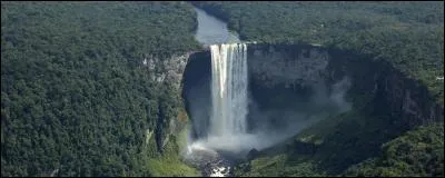République "coopérative" - en 1978, suicide collectif de 914 personnes de la secte du Temple du Peuple - pays caractérisé par ses vastes forêts tropicales - devise "One People, One Nation, One Destiny"