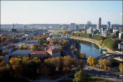 Pays situé sur la rive orientale de la mer Baltique - la Présidente de la République Dalia Grybauskaitė - indépendance le 11 mars 1990 - le basket-ball est le sport numéro 1