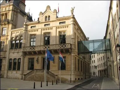 Un pays d'Europe trilingue (3 langues officielles) - la ville d'Esch-sur-Alzette - le quartier du Kirchberg, le cur économique du pays - le cyclisme est le sport numéro 1