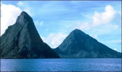 Castries est la capitale et plus grande ville de ce pays - un des ports les plus importants des Antilles - île d'origine volcanique - Gros et Petit Piton