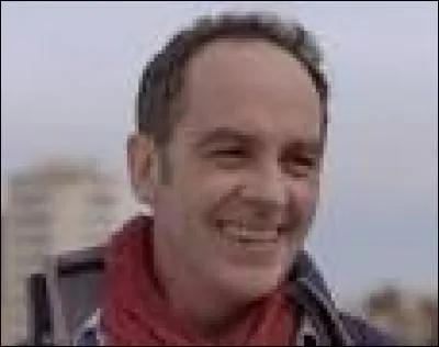 Comment s'appelle le patron de Samia au centre nautique ?