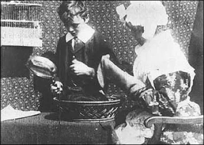 Quelle est la particularité du film "La Loupe de grand-maman", sorti en 1900 ?