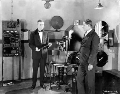 En 1926, la Western Electric Company développe le vitaphone, un système qui permet de synchroniser musiques et films. Quatre forains acceptent de réaliser un film en utilisant ce système. Qui sont-ils ?