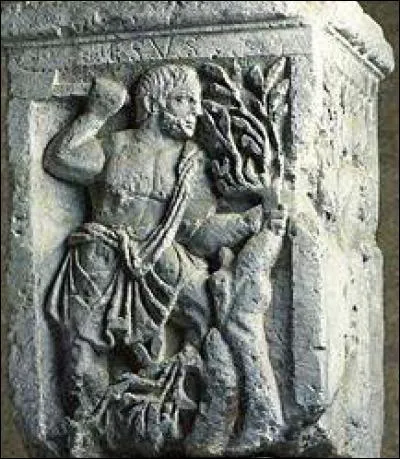 Tantôt comparé à Hermès, tantôt à Héphaïstos, je suis le dieu celte de l'artisanat, dieu des voyageurs et protecteur des commerçants, mais surtout je suis réputé pour être un excellent charpentier.