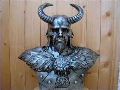 Je suis le dieu de la discorde dans la mythologie nordique. Je fais partie du panthéon des Ases grâce à l'accord du tout-puissant Odin.