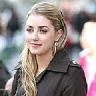 Qui est Lola Rhodes ?