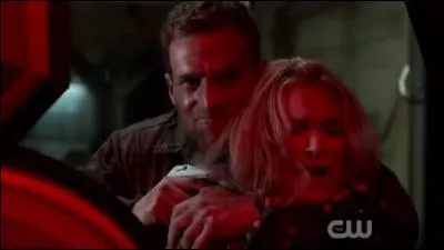 Le visage du coupable est enfin découvert. Il a enfermé toutes les personnes, hormis Clarke, dans un SAS. Il veut se venger du génocide du Mont Weather en souhaitant tuer tous ses amis. Par quel moyen essaye-t-il ?