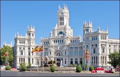 Vous cherchez la capitale, Madrid, mais vous ne connaissez pas la route. Pour la trouver, vous allez interroger un Espagnol et lui demander où se trouve Madrid. Mais comment traduire cela en espagnol ?