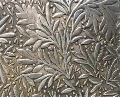 Quel nom porte l'alliage de cuivre, nickel et zinc dont l'aspect rappelle celui de l'argent et qui d'ailleurs subit un placage en orfèvrerie pour prendre de la valeur ?