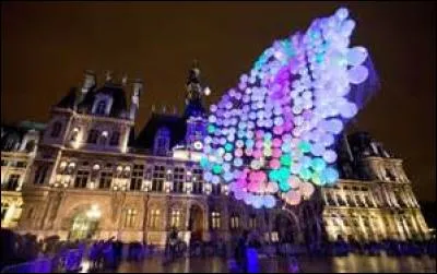 De quand date la première Nuit blanche de Paris, manifestation culturelle, sous l'impulsion du maire Bertrand Delanoë ?