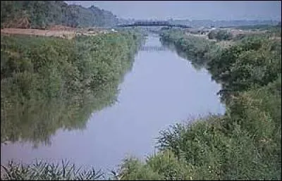 Lequel de ces cours d'eau alimente la mer Morte ?