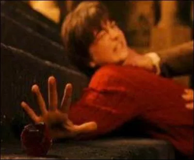 Qui dit : "Sers-toi du garçon." ?