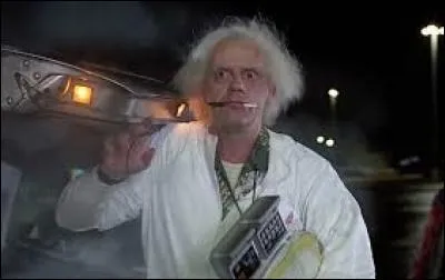 Incontournable et indissociable de la saga cinématographique "Retour vers le futur", le docteur Emmett Brown est un savant aussi excentrique que génial. Ce scientifique farfelu ayant conçu une machine à voyager dans le temps, se présentant sous la forme ...