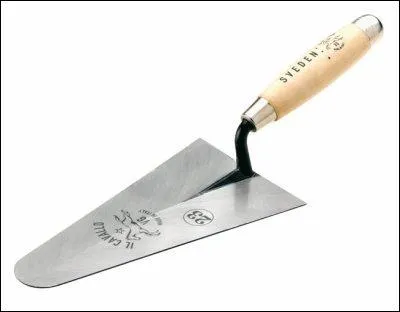 Outil de maçon pour étendre le mortier sur les joints ou pour faire les enduits de plâtre, constitué généralement d'une lame d'acier large reliée à un manche :