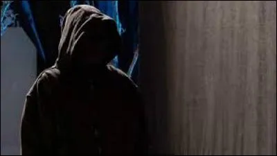 Comment s'appelle la personne qui les fait chanter et qui veut leur faire du mal ?