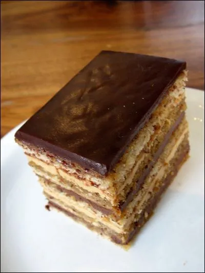 Cet entremet s'appelle un opéra. Quelle liqueur entre dans sa composition ?