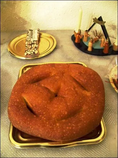 La pompe à huile est un dessert à base de farine, d'huile d'olive, de sucre et de fleur d'oranger. De quel lieu est-elle originaire ?