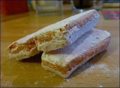 De quelle ville champenoise sont originaires ces biscuits roses ?
