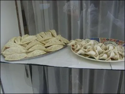 Comment s'appelle ces spécialités maghrébines en forme de petits croissants parfumées à la fleur d'oranger ?
