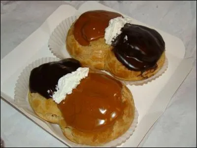 Quel nom porte cette pâtisserie française composée de deux boules en pâte à choux farcies de crème pâtissière parfumée l'une au chocolat et l'autre au café ?