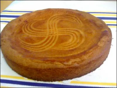 De quelle région de France est issu ce gâteau typique traditionnellement fourré de cerises noires d'Itxassou ou de crème pâtissière au rhum-vanille ?