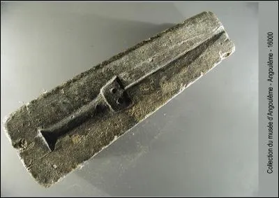 Ce moule de poignard a été réalisé à l'âge du bronze ; de quelle période s'agit-il ?
