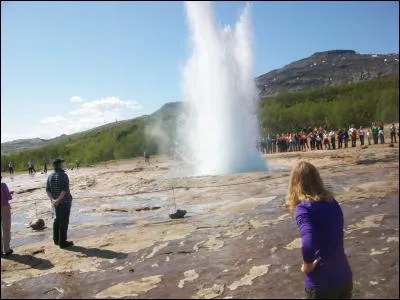 Pour quelle raison l'Islande présente-t-elle un volcanisme d'une telle intensité ?