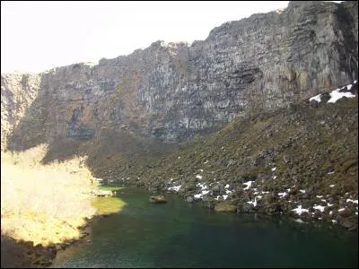 Comment se nomment ces petites créatures facétieuses, incontournables du folklore islandais, qui vivraient dans les rochers et que certaines personnes seraient capables d'apercevoir ?