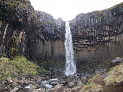 Quelle est cette roche sombre d'origine volcanique formant ces magnifiques orgues que l'on peut observer autour de cette cascade située dans le parc national de Skaftafell ?