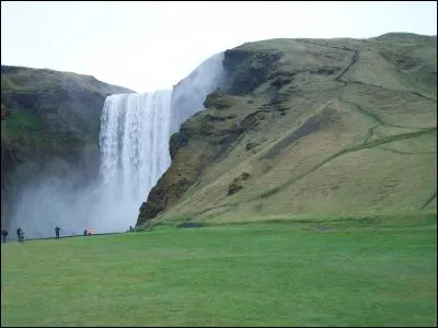 Quel est ce petit village de la côte sud-ouest de l'Islande, étape incontournable de tout circuit touristique grâce à sa spectaculaire cascade et à son écomusée consacré à la vie rurale traditionnelle ?