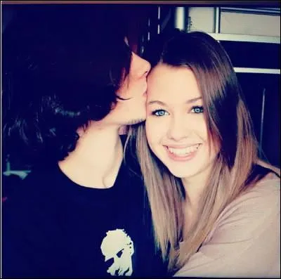 Avec qui sortait-elle au tout début de sa chaîne YouTube ?