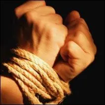 Avec qui Ali tue-t-il les trente-neuf premiers voleurs?