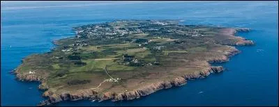 Quelle île fait face à Lorient ?