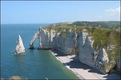 Quelle commune normande Maupassant évoque-t-il lorsqu'il écrit : "La plage, dont la beauté célèbre a été si souvent illustrée par les peintres, semble un décor de féerie avec ses deux merveilleuses déchirures de falaises qu'on nomme portes." ?