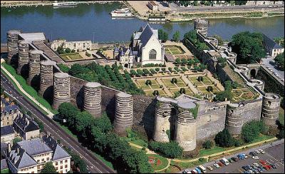 Quelle ville, située de part et d'autre de la Maine, abrite une imposante forteresse construite par Louis IX de 1228 à 1238 ?