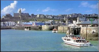 Cette ville portuaire normande est surnommée la "Monaco du Nord" en raison de sa presqu'île, de son casino et de ses belles résidences. C'est aussi le premier port coquillier de France.