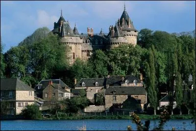 Quelle commune d'Ille-et-Vilaine est surnommée "berceau du romantisme" en raison de François René de Chateaubriand qui a vécu une partie de sa jeunesse dans le château de la ville ?