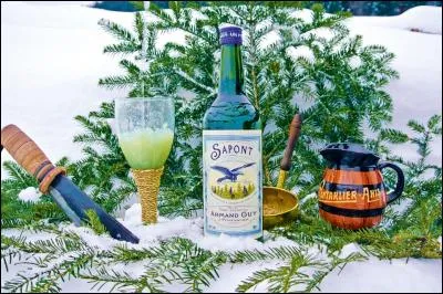 Quelle ville située à proximité de la frontière suisse est un lieu important de production d'absinthe jusqu'en 1915 ?