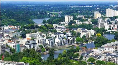 Quel nom de ville porte le titre de la chanson dans laquelle Barbara évoque la mort de son père ?